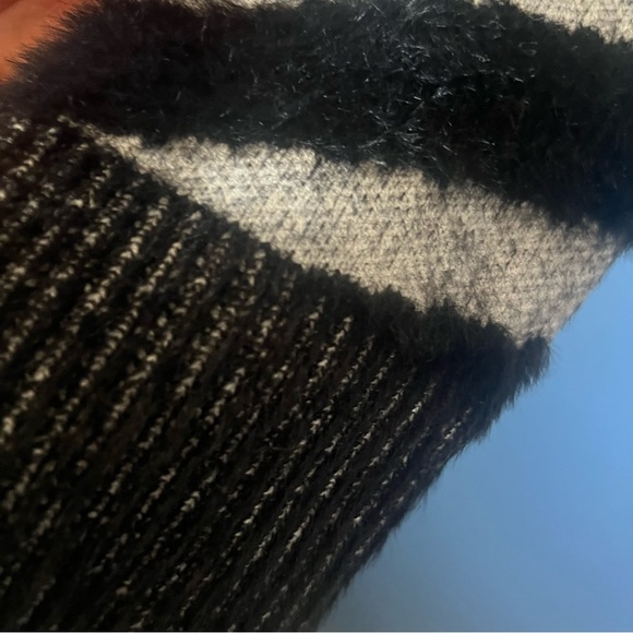 Ella Rafaella Womens Zebra Print Faux Hair Mock Neck Long Sleeve Sweater Medium - Picture 5 of 10